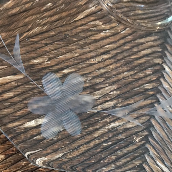 πΈπΊ Cake Plate Vintage & GORGEOUS- 1940 Hand etched daisy design. πΊπΈ - Picture 7 of 9